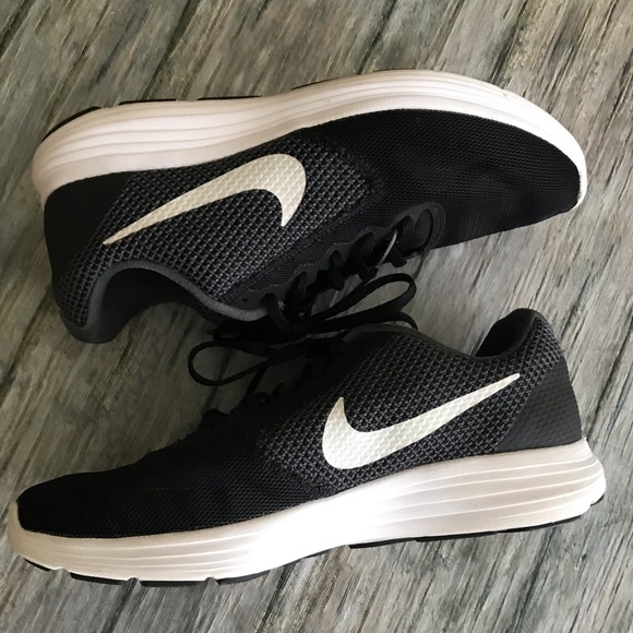 Nike Shoes - Nike Revolution 3